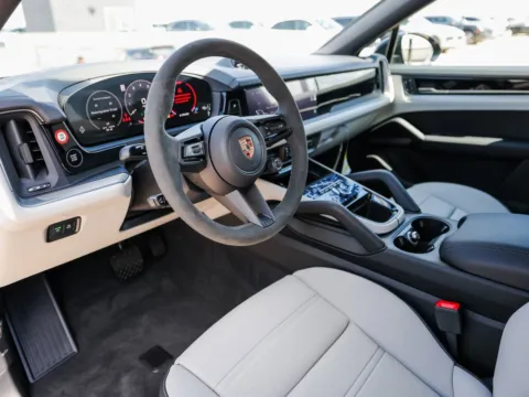 More photos of 2025 Porsche Cayenne E-Hybrid at Porsche Austin, TX