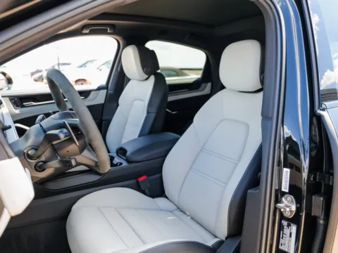 More photos of 2025 Porsche Cayenne E-Hybrid at Porsche Austin, TX