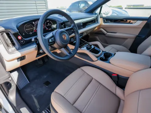 More photos of 2025 Porsche Cayenne E-Hybrid at Porsche Austin, TX