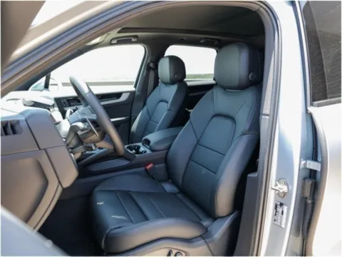 More photos of 2025 Porsche Cayenne at Porsche Austin, TX