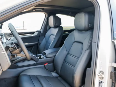 More photos of 2025 Porsche Cayenne E-Hybrid at Porsche Austin, TX