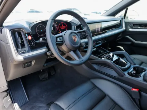 More photos of 2025 Porsche Cayenne E-Hybrid at Porsche Austin, TX