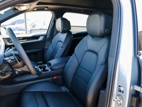 More photos of 2026 Porsche Cayenne E-Hybrid at Porsche Austin, TX