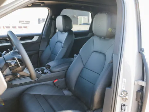 More photos of 2025 Porsche Cayenne E-Hybrid at Porsche Austin, TX