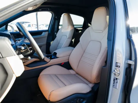 More photos of 2026 Porsche Cayenne E-Hybrid at Porsche Austin, TX