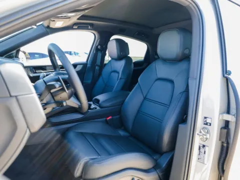 More photos of 2026 Porsche Cayenne E-Hybrid at Porsche Austin, TX