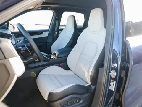 More photos of 2026 Porsche Cayenne E-Hybrid at Porsche Austin, TX