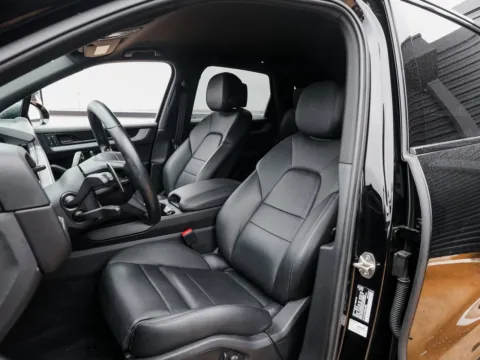 More photos of 2024 Porsche Cayenne at Porsche Austin, TX