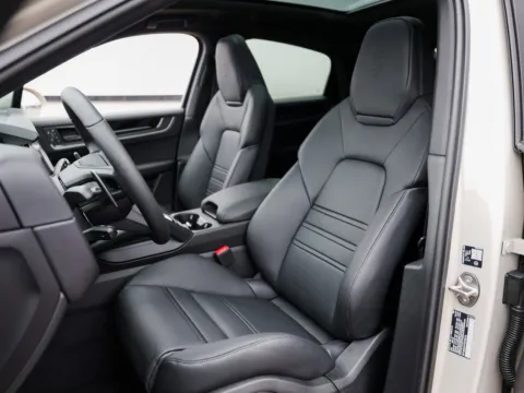 More photos of 2026 Porsche Cayenne E-Hybrid at Porsche Austin, TX