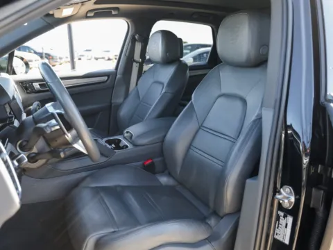 More photos of 2023 Porsche Cayenne Platinum Edition at Porsche Austin, TX