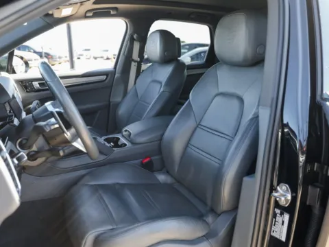 More photos of 2023 Porsche Cayenne Platinum Edition at Porsche Austin, TX