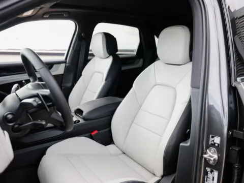 More photos of 2026 Porsche Cayenne E-Hybrid at Porsche Austin, TX