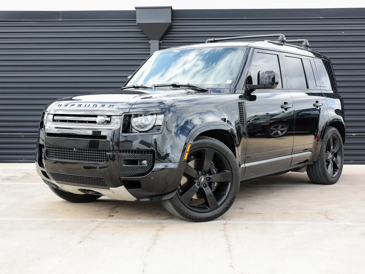 2023 Land Rover Defender V8's photo