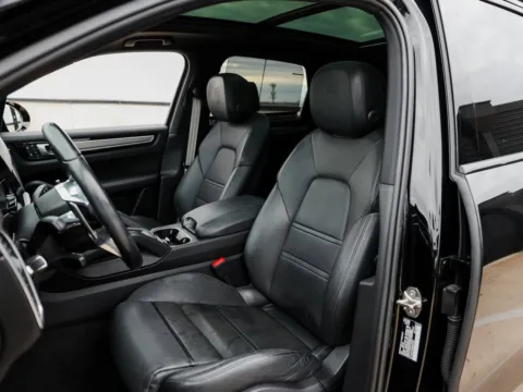 More photos of 2022 Porsche Cayenne Platinum Edition at Porsche Austin, TX