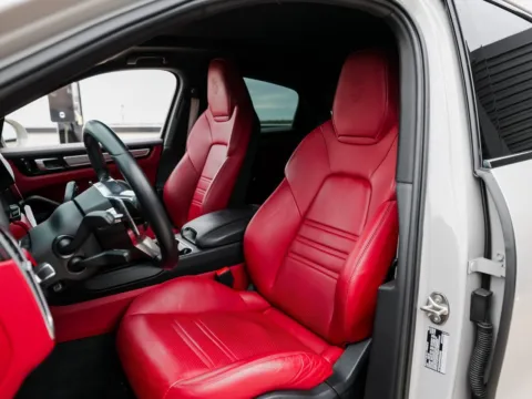 More photos of 2023 Porsche Cayenne Platinum Edition at Porsche Austin, TX