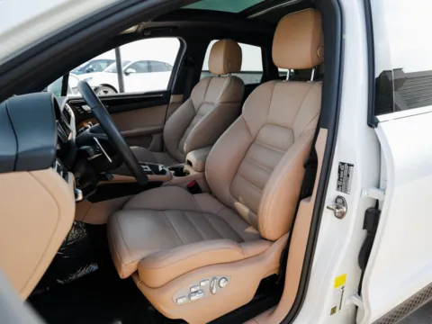 More photos of 2025 Porsche Macan at Porsche Austin, TX