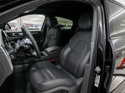 More photos of 2023 Porsche Cayenne Platinum Edition at Porsche Austin, TX