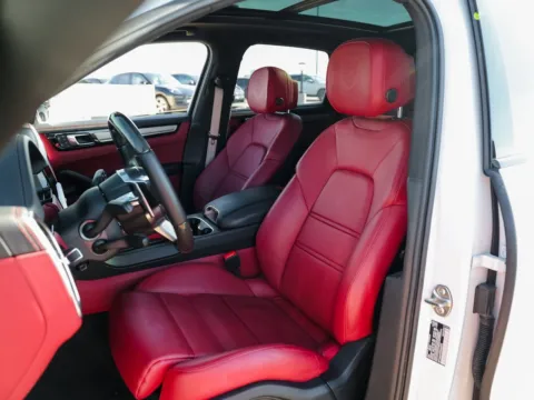 More photos of 2023 Porsche Cayenne Platinum Edition at Porsche Austin, TX