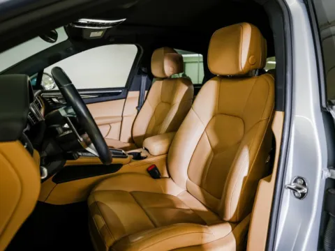 More photos of 2017 Porsche Macan at Porsche Austin, TX