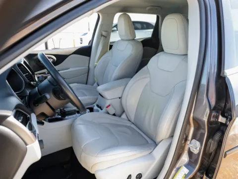 More photos of 2019 Jeep Cherokee Limited at Porsche Austin, TX