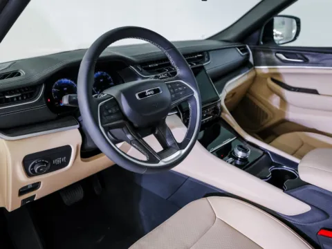 More photos of 2025 Jeep Grand Cherokee Limited at Porsche Austin, TX