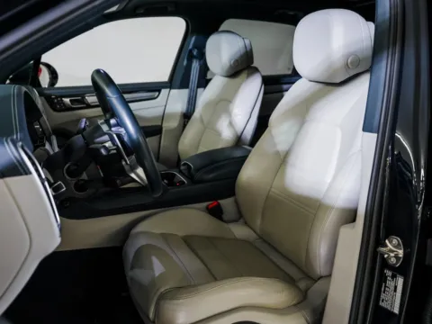 More photos of 2023 Porsche Cayenne Platinum Edition at Porsche Austin, TX