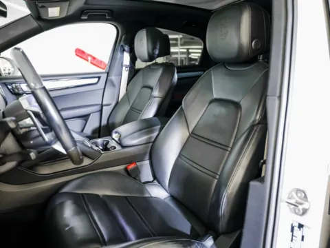 More photos of 2023 Porsche Cayenne Platinum Edition at Porsche Austin, TX