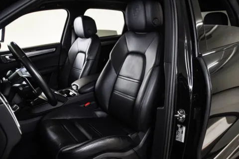 More photos of 2023 Porsche Cayenne Platinum Edition at Porsche Austin, TX