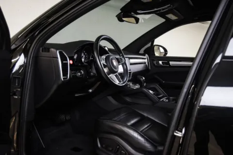 More photos of 2023 Porsche Cayenne Platinum Edition at Porsche Austin, TX