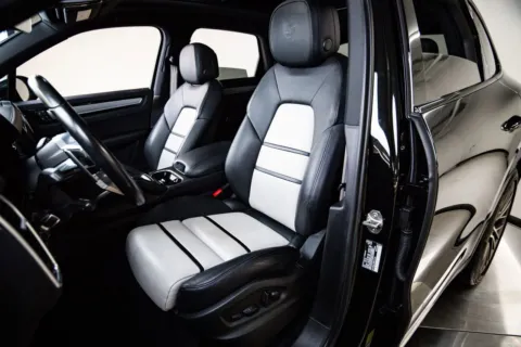 More photos of 2023 Porsche Cayenne S Platinum Edition at Porsche Austin, TX