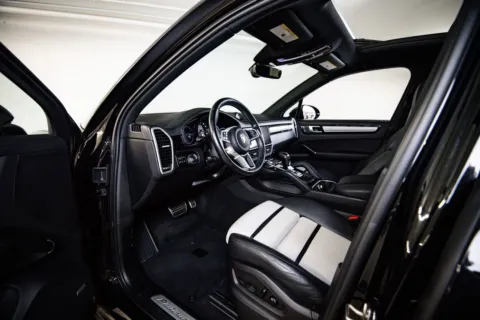 More photos of 2023 Porsche Cayenne S Platinum Edition at Porsche Austin, TX