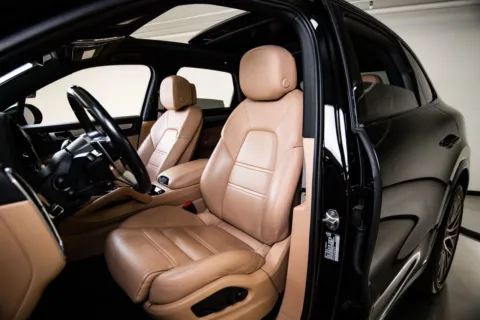 More photos of 2023 Porsche Cayenne Platinum Edition at Porsche Austin, TX