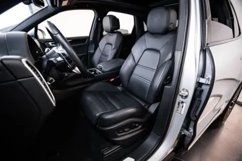 More photos of 2023 Porsche Cayenne at Porsche Austin, TX