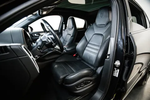 More photos of 2022 Porsche Cayenne Platinum Edition at Porsche Austin, TX