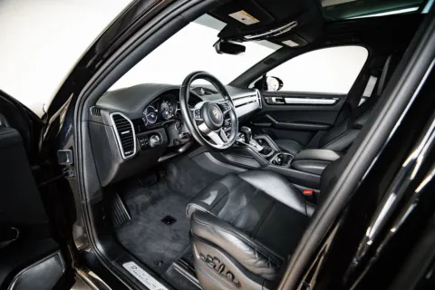 More photos of 2022 Porsche Cayenne Platinum Edition at Porsche Austin, TX