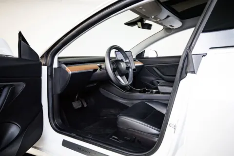 More photos of 2020 Tesla Model 3 Long Range at Porsche Austin, TX