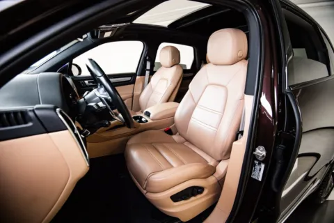 More photos of 2022 Porsche Cayenne Platinum Edition at Porsche Austin, TX