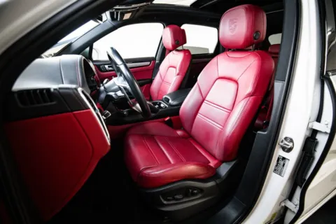 More photos of 2023 Porsche Cayenne Platinum Edition at Porsche Austin, TX