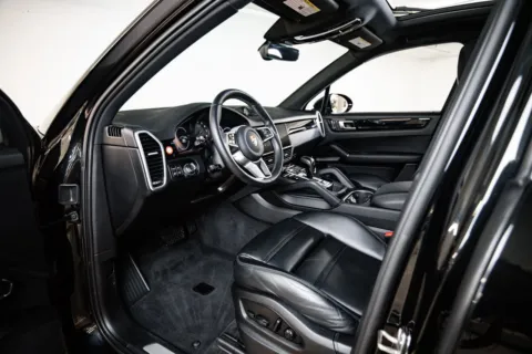 More photos of 2023 Porsche Cayenne at Porsche Austin, TX