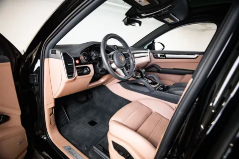More photos of 2023 Porsche Cayenne Platinum Edition at Porsche Austin, TX