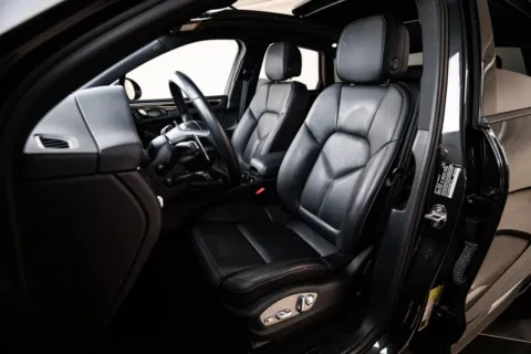 More photos of 2022 Porsche Macan at Porsche Austin, TX