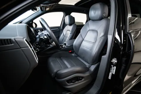 More photos of 2023 Porsche Cayenne Platinum Edition at Porsche Austin, TX