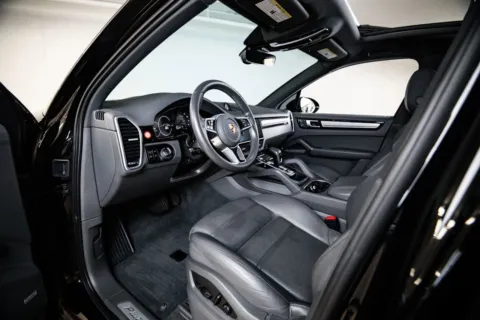 More photos of 2023 Porsche Cayenne Platinum Edition at Porsche Austin, TX