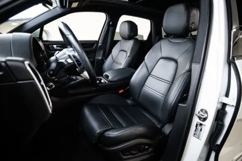 More photos of 2023 Porsche Cayenne at Porsche Austin, TX