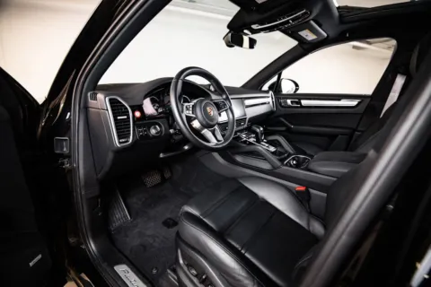 More photos of 2023 Porsche Cayenne Platinum Edition at Porsche Austin, TX