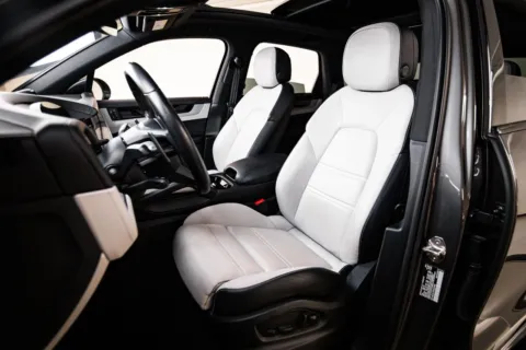 More photos of 2024 Porsche Cayenne E-Hybrid at Porsche Austin, TX
