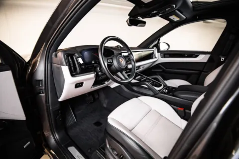 More photos of 2024 Porsche Cayenne E-Hybrid at Porsche Austin, TX