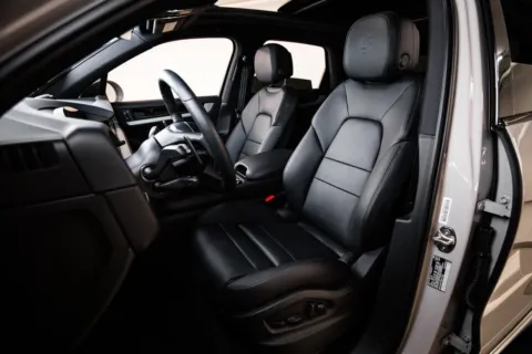 More photos of 2025 Porsche Cayenne E-Hybrid at Porsche Austin, TX