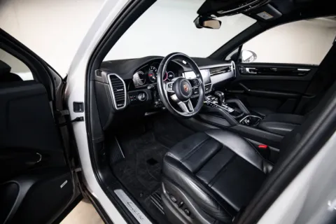 More photos of 2023 Porsche Cayenne at Porsche Austin, TX