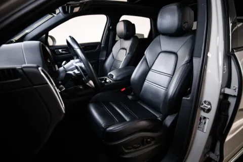 More photos of 2023 Porsche Cayenne at Porsche Austin, TX